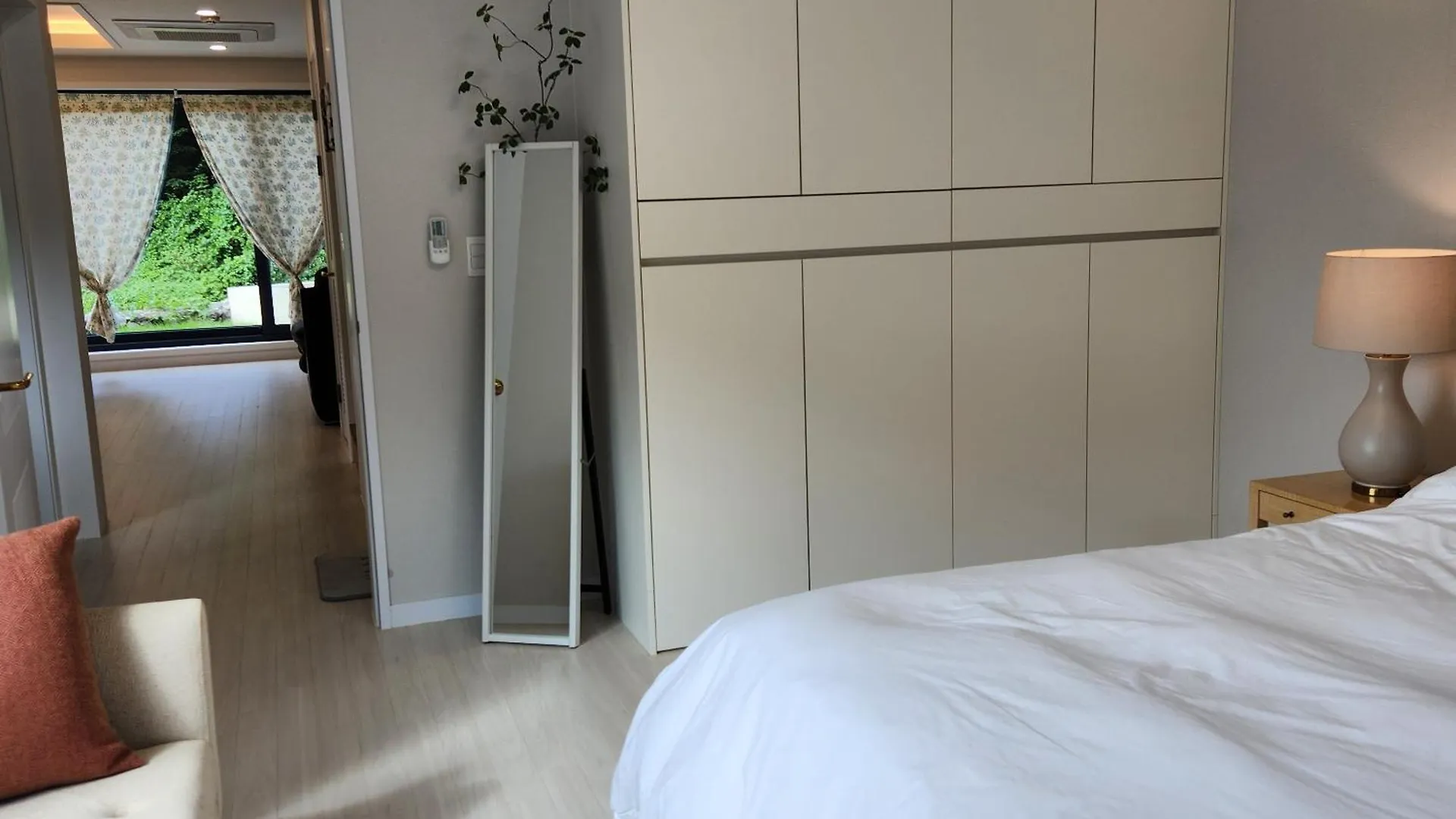 Jeju Aewol Yusuam Shell Apartment