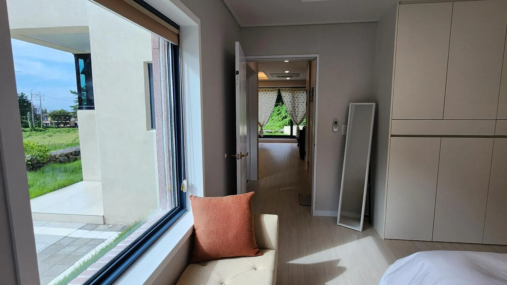 Jeju Aewol Yusuam Shell Apartment