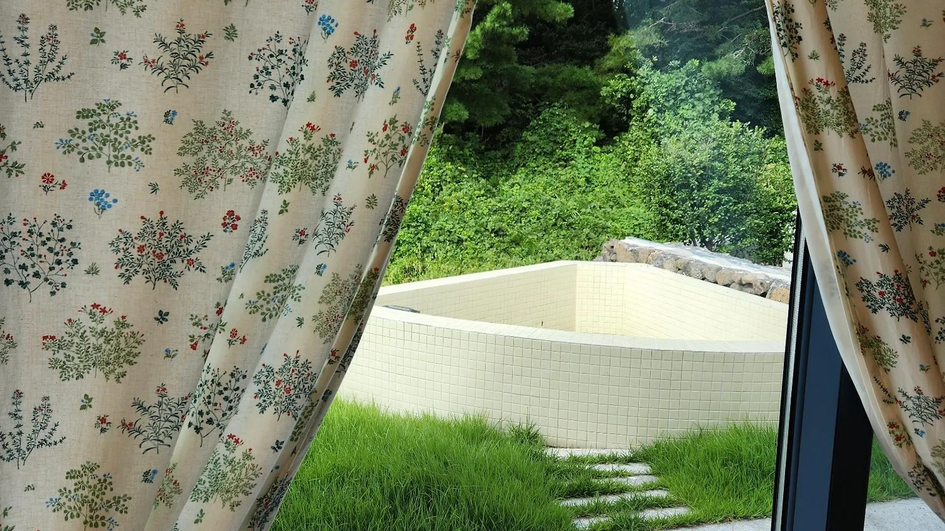 Jeju Aewol Yusuam Shell Apartment